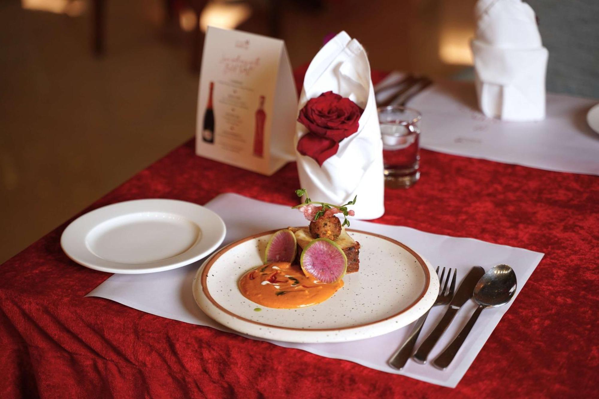 大诺伊达区丽笙酒店 外观 照片 A meal at the Taj Bengal