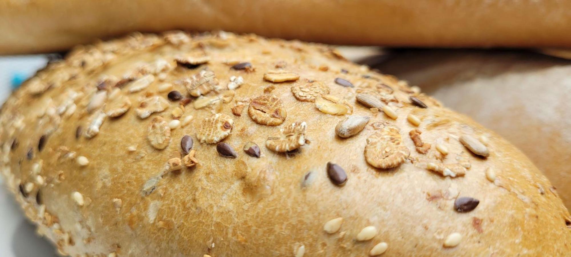 大诺伊达区丽笙酒店 外观 照片 Sesame seeds on bread