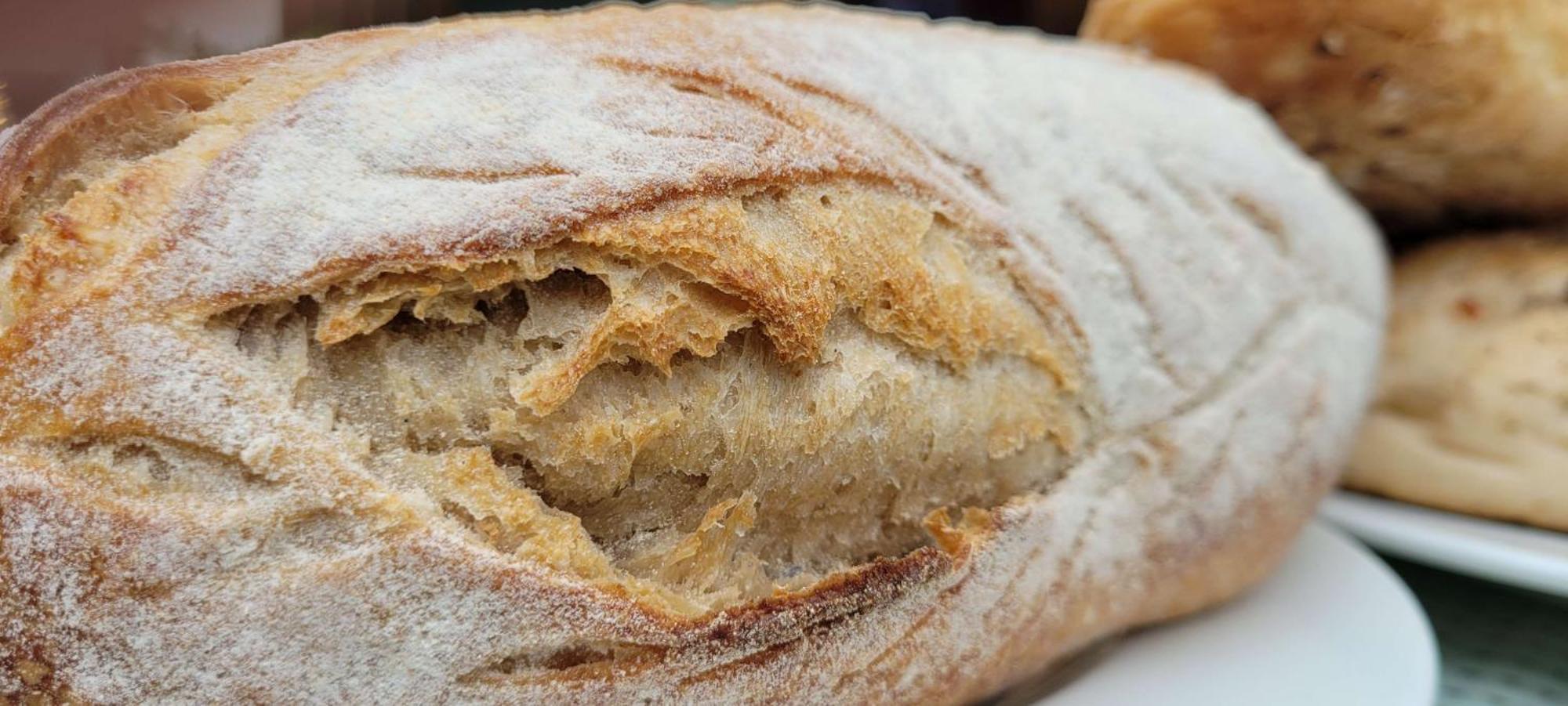 大诺伊达区丽笙酒店 外观 照片 A close-up of a loaf of bread