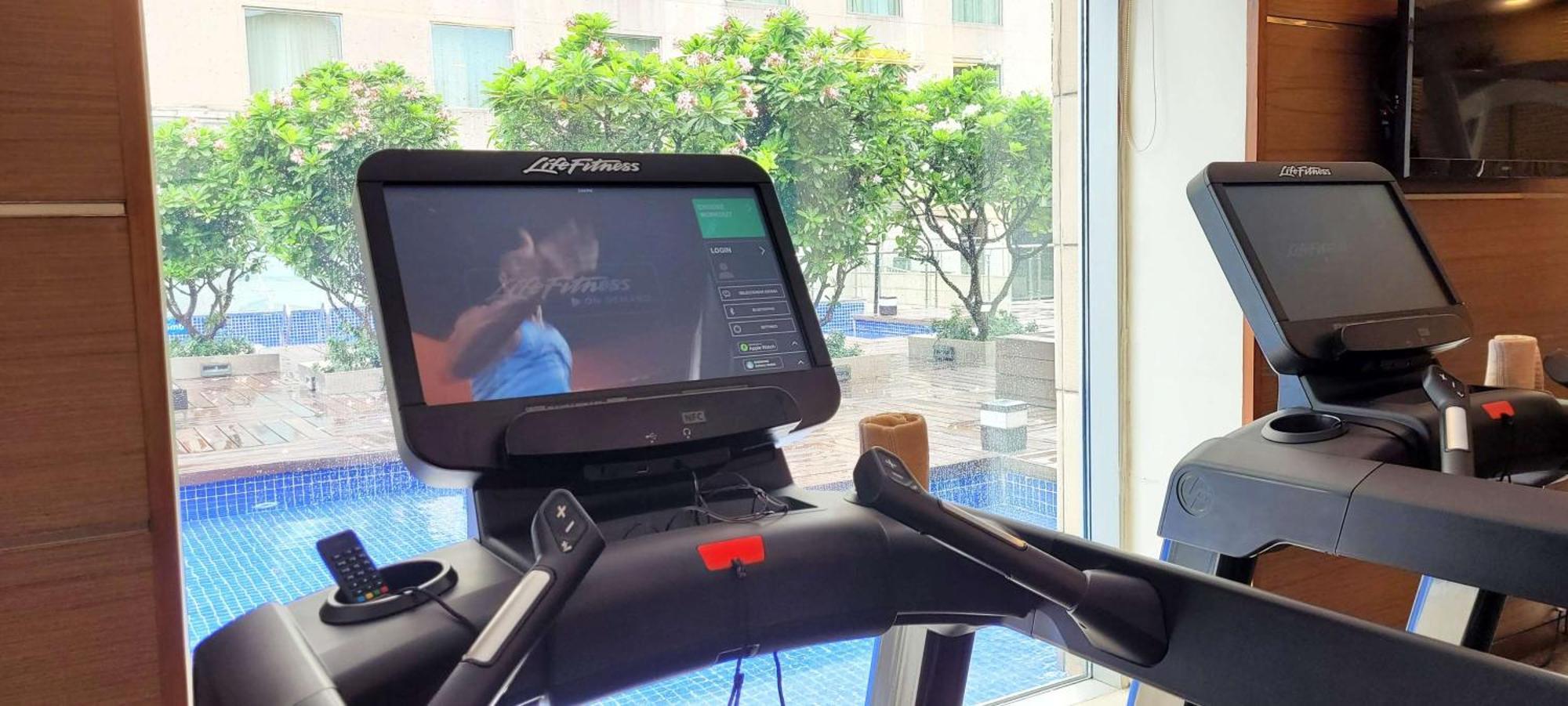 大诺伊达区丽笙酒店 外观 照片 A treadmill with a screen