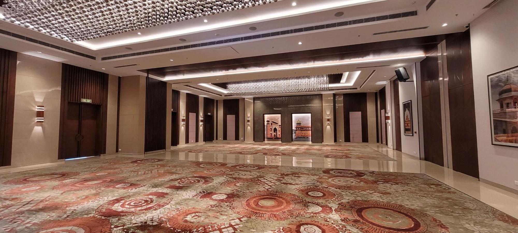 大诺伊达区丽笙酒店 外观 照片 The lobby of the hotel