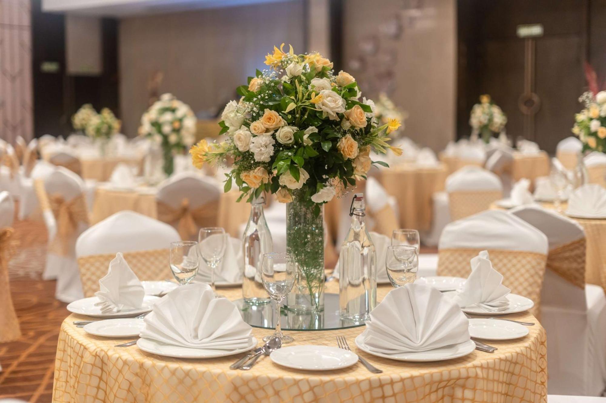 大诺伊达区丽笙酒店 外观 照片 A table set for a formal dinner
