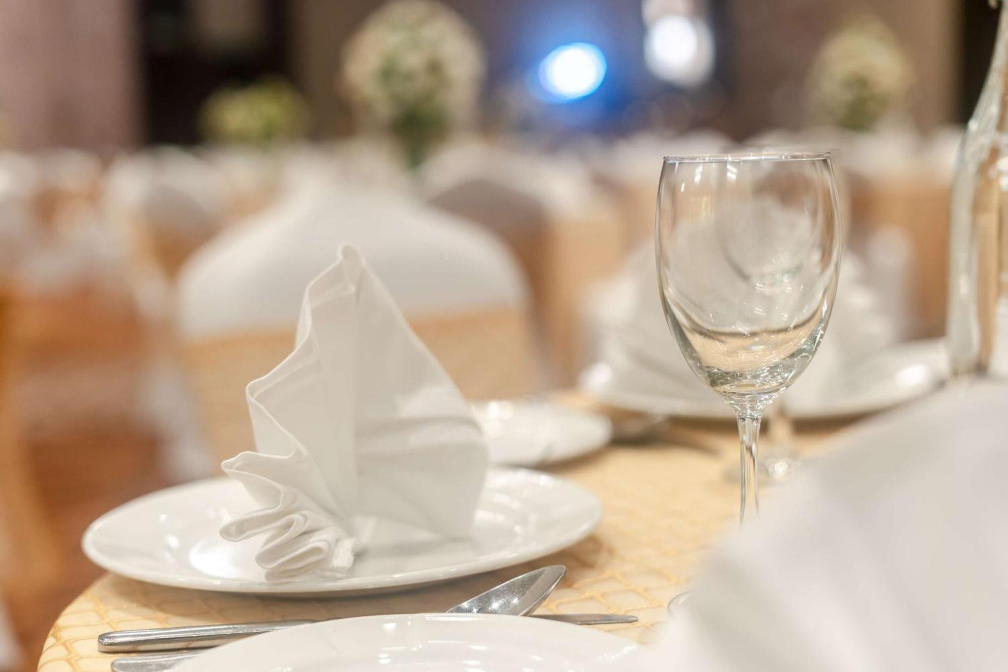 大诺伊达区丽笙酒店 外观 照片 A table set for fine dining