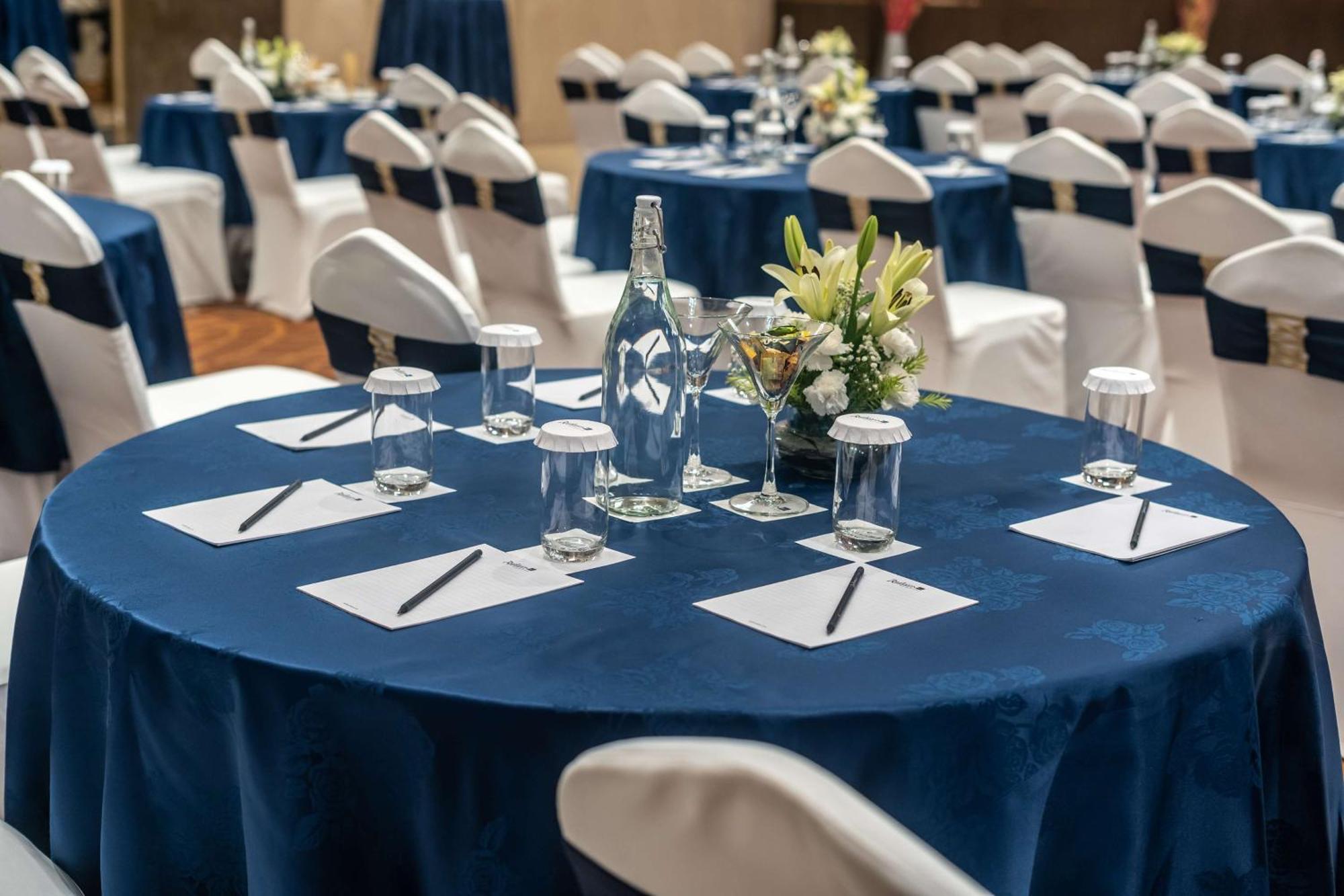大诺伊达区丽笙酒店 外观 照片 A round table with a blue tablecloth