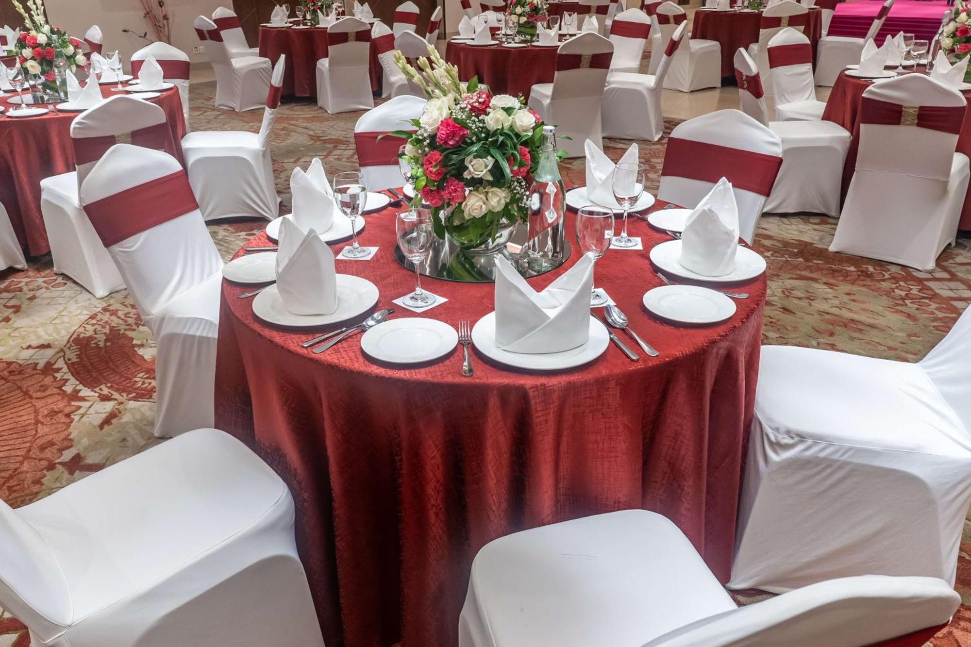 大诺伊达区丽笙酒店 外观 照片 A table set for a formal dinner