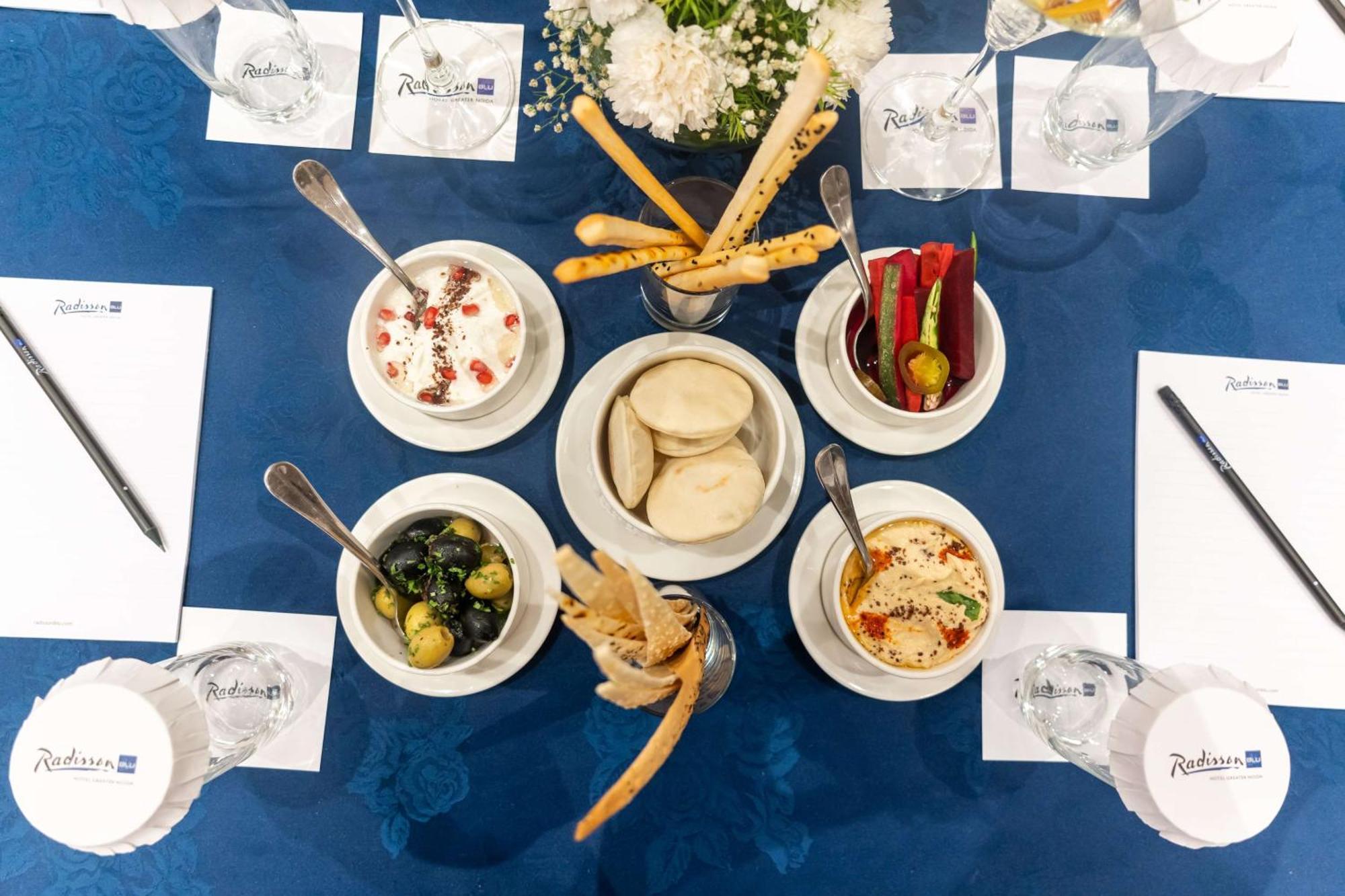 大诺伊达区丽笙酒店 外观 照片 A selection of Israeli snacks