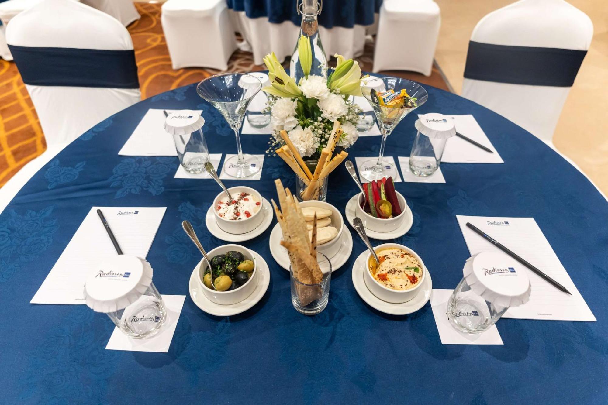 大诺伊达区丽笙酒店 外观 照片 A table set for a meeting