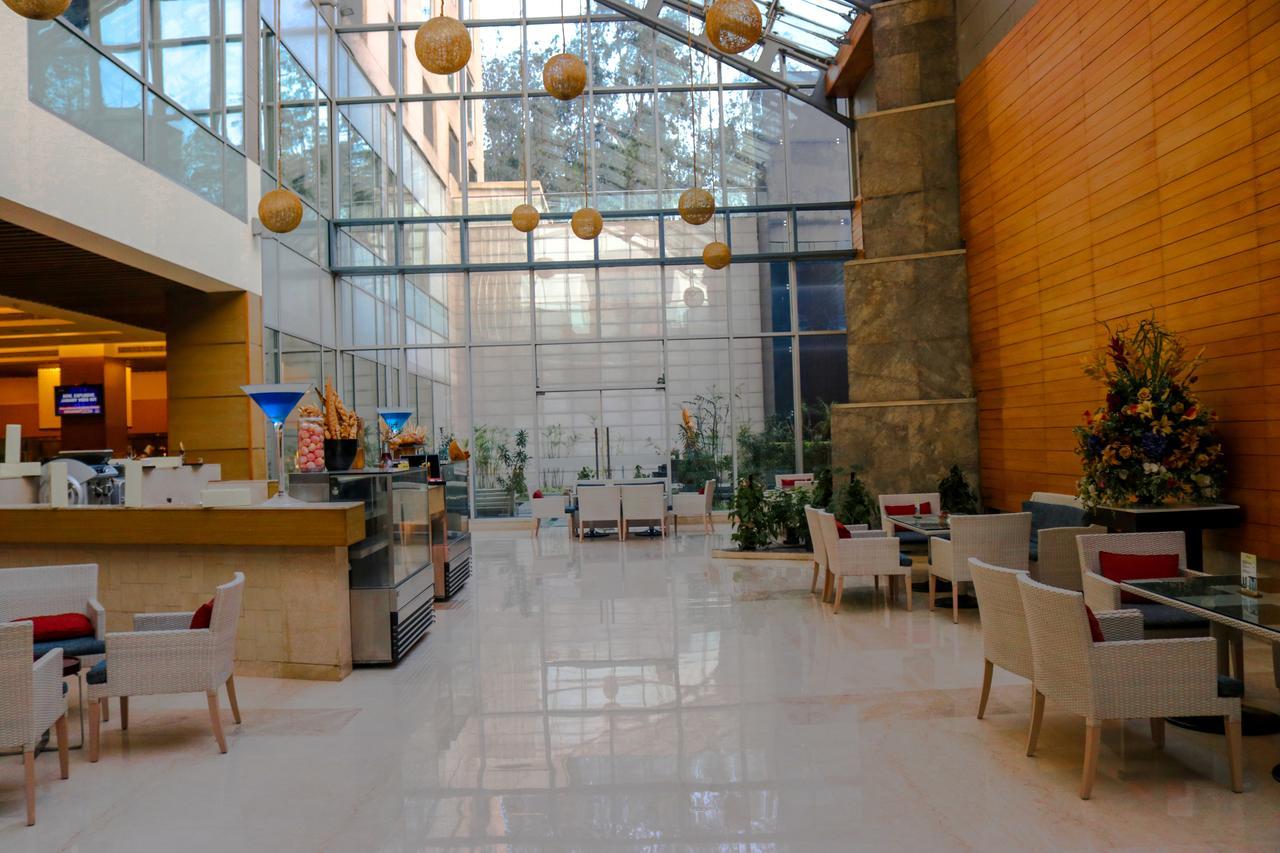 大诺伊达区丽笙酒店 外观 照片 The interior of the airport