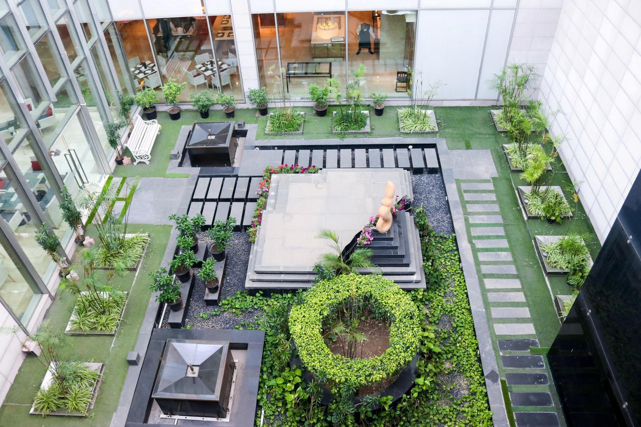 大诺伊达区丽笙酒店 外观 照片 The courtyard of the hotel