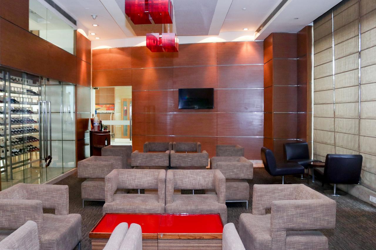 大诺伊达区丽笙酒店 外观 照片 The lounge at the airport