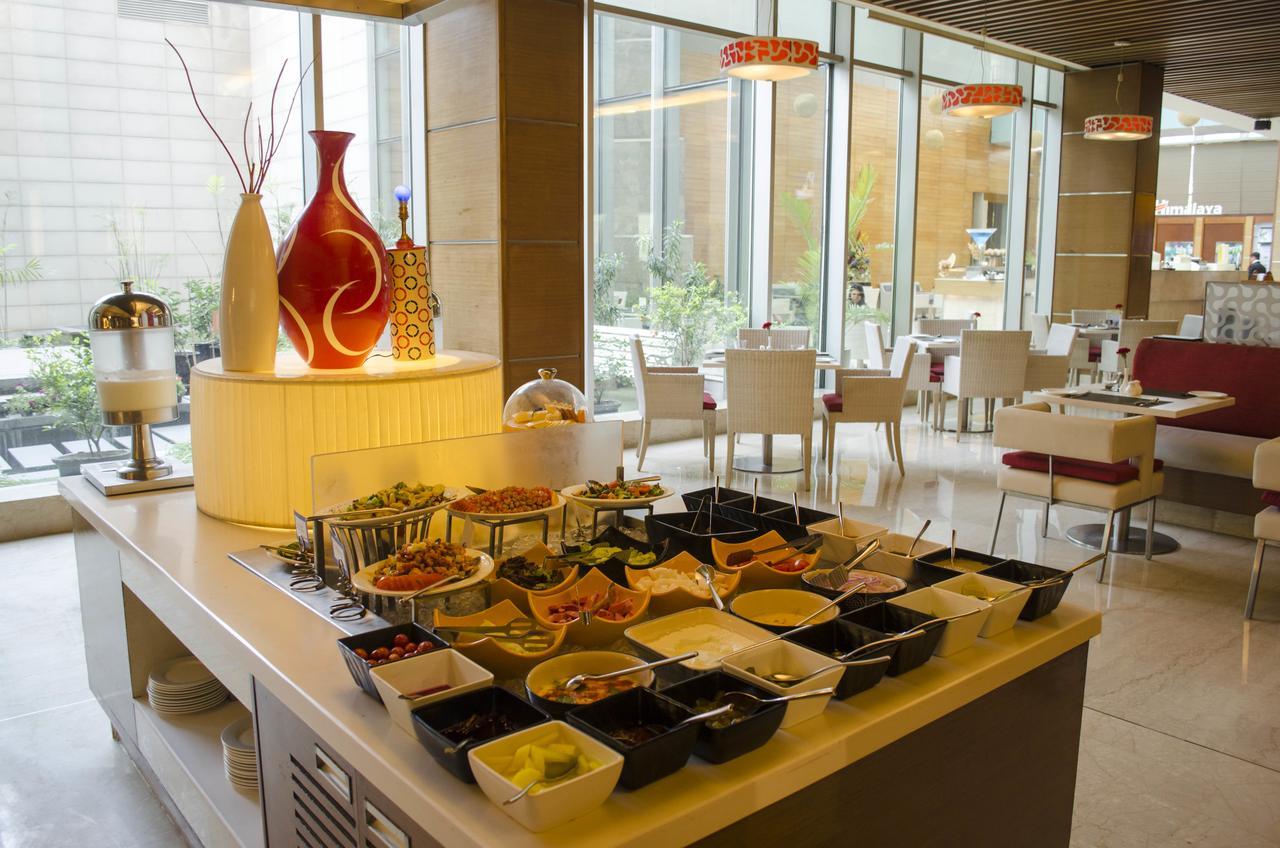 大诺伊达区丽笙酒店 外观 照片 A buffet at a hotel