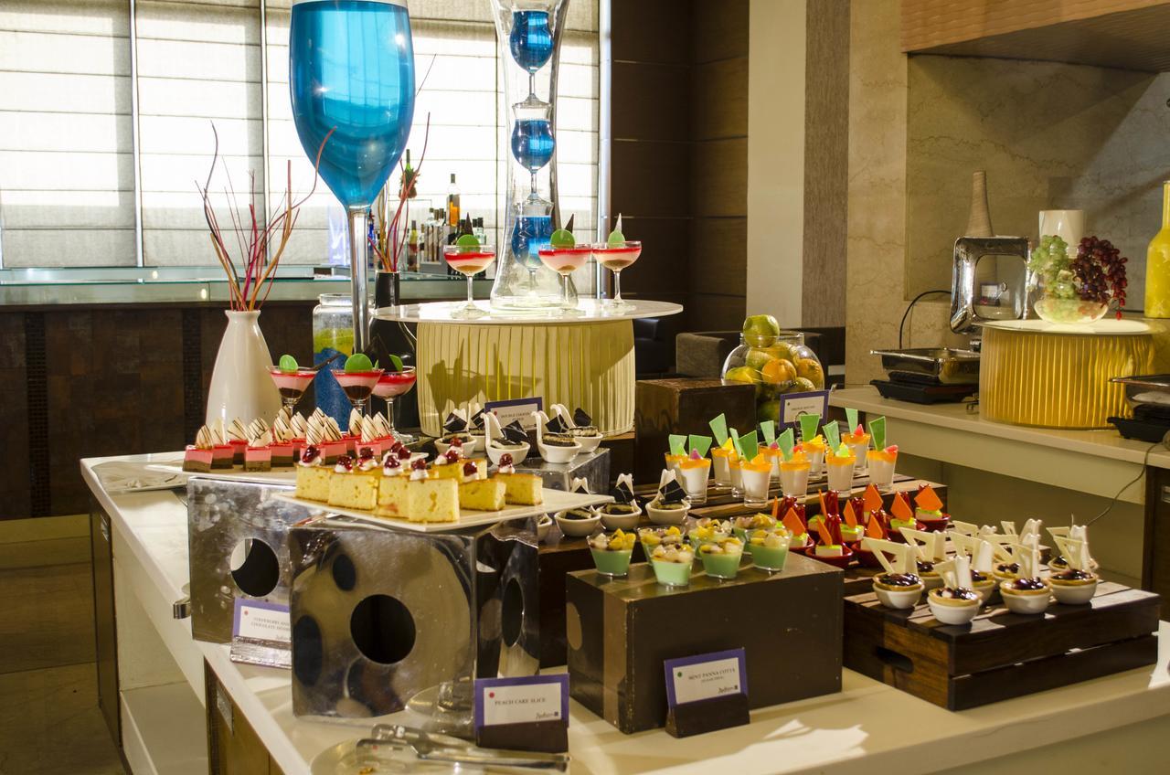 大诺伊达区丽笙酒店 外观 照片 A dessert buffet