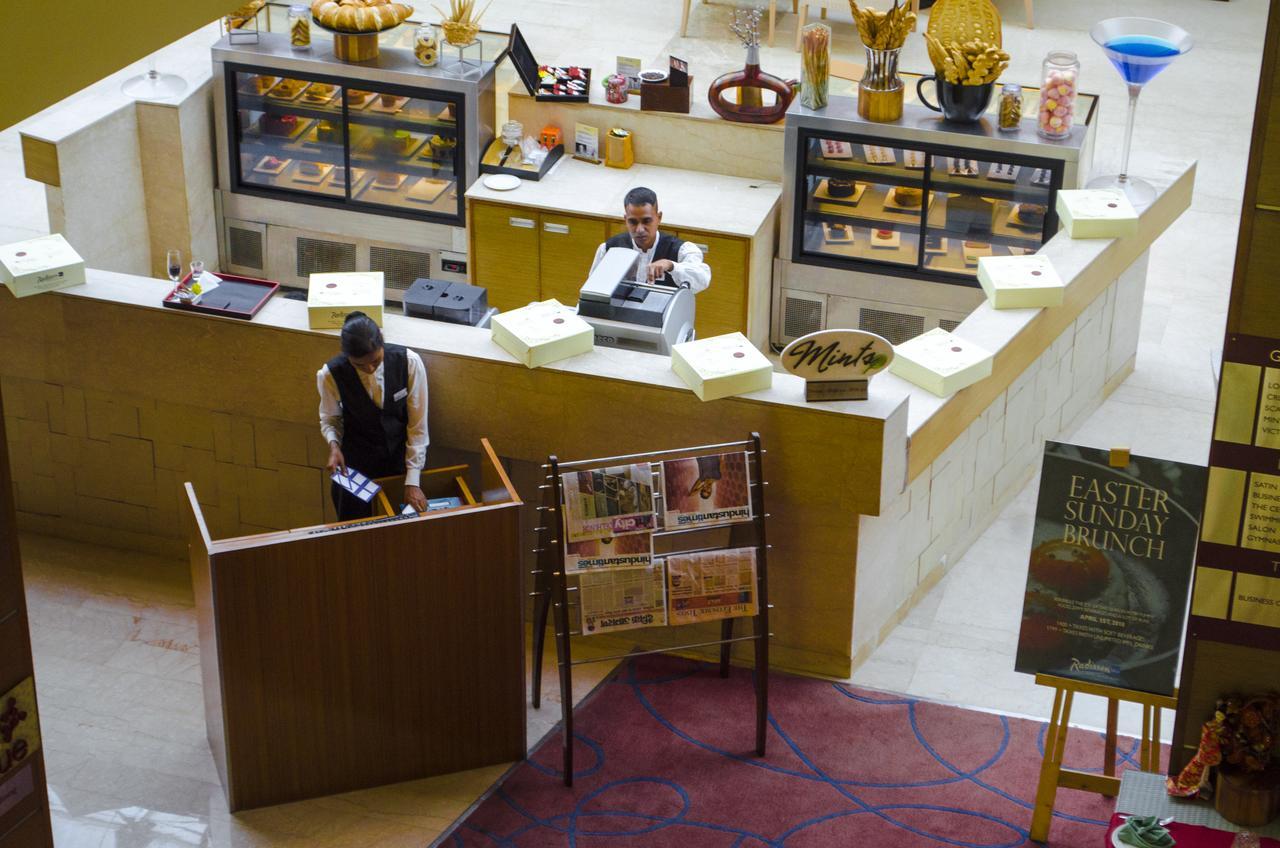 大诺伊达区丽笙酒店 外观 照片 Concierge desk at the Taj Mahal Palace, Mumbai, India